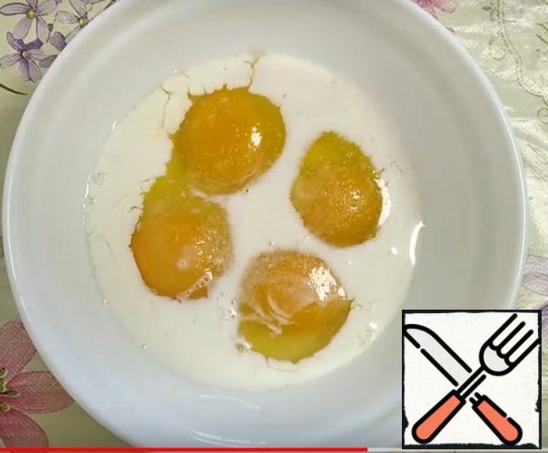 Mix eggs with milk, add salt and whisk with a fork, pour into a frying pan.