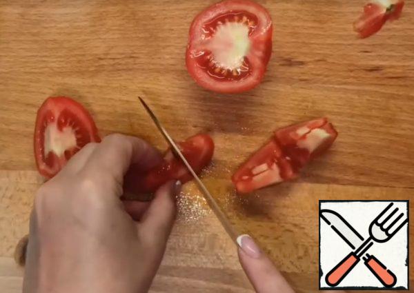 Cut the tomatoes into small pieces.