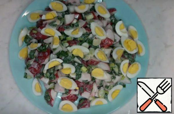 7)Cut the quail eggs into four parts and decorate our salad on top. Delicious spring salad is ready!