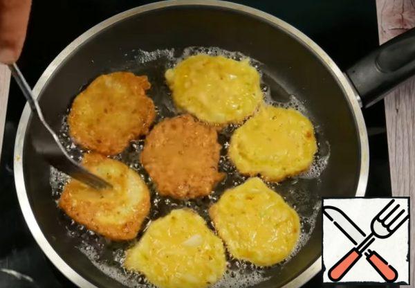 Spread with a spoon on a frying pan heated with vegetable oil and fry on low heat on both sides until golden brown.
