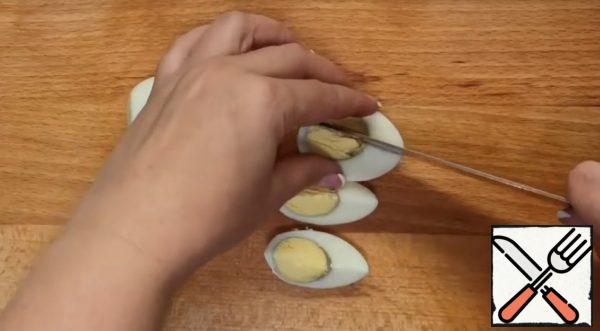 Cut the eggs into quarters.