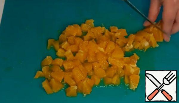 Orange peel and peel the films, then cut and send to the salad bowl.