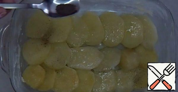 6) each layer should be smeared with melted butter, a little salt and pepper. Pour the remaining butter over the potatoes.
