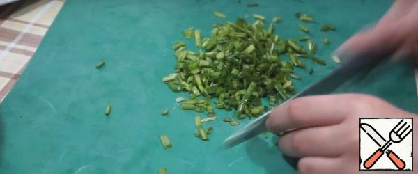 Chop the green onions. Now we need to add a little salt to the salad. It is not necessary to salt a lot, Adyghe cheese itself is very salty.