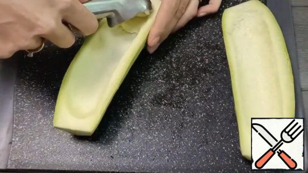 In the zucchini we make a recess, (for more details, see the video about how I do it).
Chop half of the zucchini cores into small pieces.