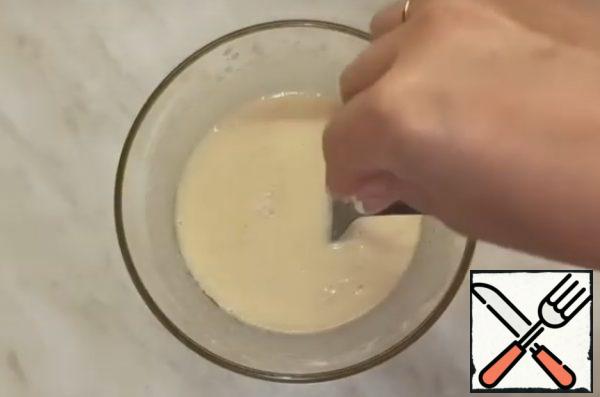 Prepare the dressing: mix vegetable oil, lemon juice, mustard and sour cream - mix well.