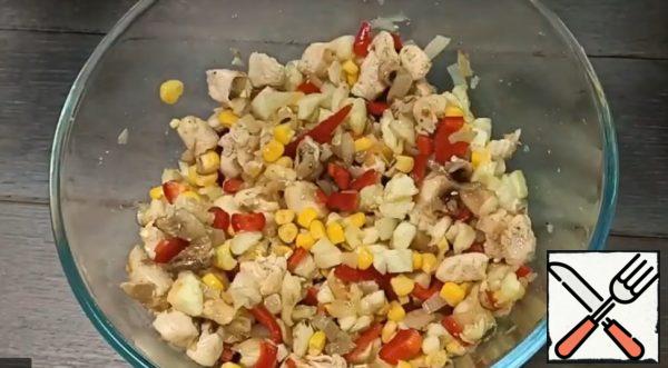 Mix zucchini, pepper, fillet, mushrooms, add corn, salt, pepper, mix.