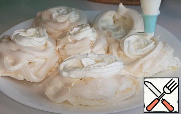 Spread out the finished baskets, smear with cream.