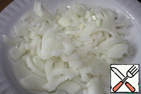 Cut the onion into half rings and marinate it in lemon juice.