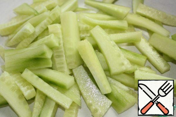 Cut the cucumber into cubes.