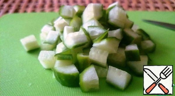Cut the cucumber into cubes.