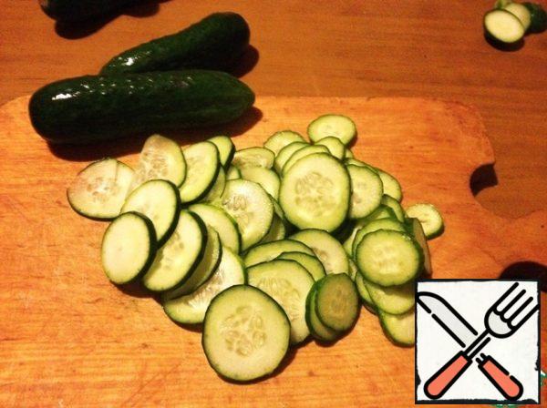 Wash the cucumbers, dry them and cut them into thin circles.