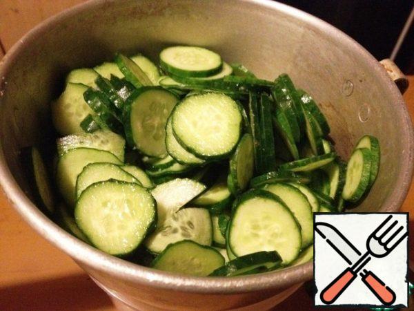 Mix the cucumbers with 1 h l of salt and leave in a colander for 15 minutes. Then wash the cucumbers with cold water, wring them out with your hands and put them in a bowl.