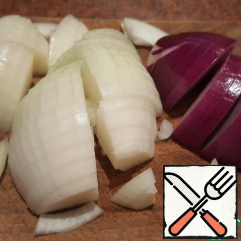 Boil water in a kettle. Cut the onion into not too thin half-and quarter-rings, depending on the size of the bulbs.