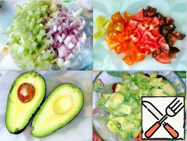 Sliced onion, celery and cherry tomatoes.
Cut the avocado into cubes and put it in a separate container
I poured lemon juice over the bowl and stirred it to make sure it was all right.
the color didn't change. Then she put it in a bowl
to other ingredients. Poured salt, poured
soy sauce, sweet chili, oil and good
mixed the salad.