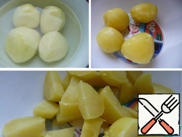 Wash the potatoes and boil until tender in lightly salted water. I have it not the first freshness, I cleaned it.
When ready, drain, cool, peel and cut into circles or slices.