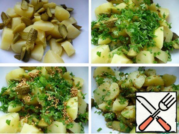 Add to the potatoes.
Chop the parsley, pour over the dressing, mix, and let stand for 10 minutes.