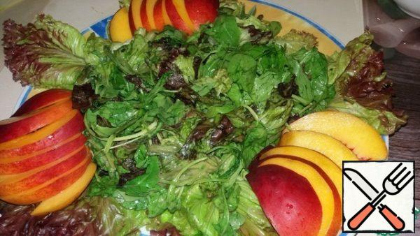 Spread the salad on a platter, cut the nectarine and mozzarella into slices, and put it on top of the salad according to your imagination.