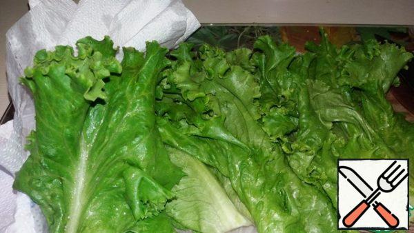 Wash and dry the lettuce leaves, arugula and mint.