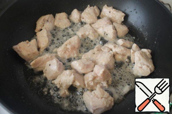 Cut the chicken fillet at random, sprinkle with 0.5 tbsp soy sauce, add a little salt and fry in vegetable oil until ready.