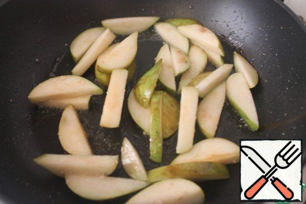 Put the chicken fillet in a bowl, put the pears in the pan and fry, stirring, for about 3 minutes.