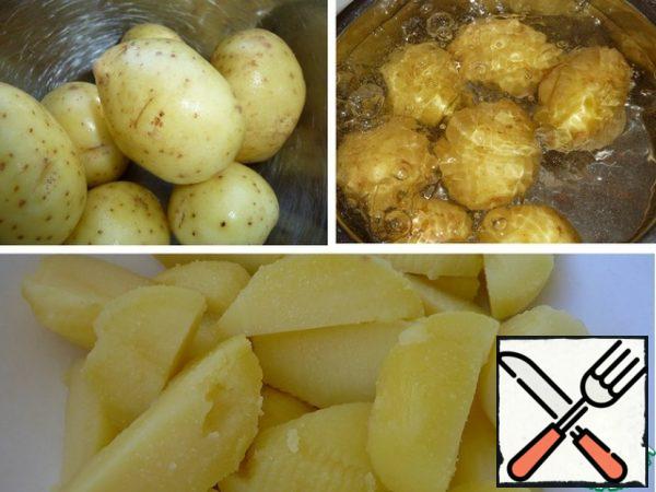 Wash the potatoes well, boil in salt water, drain, and cool. I removed the skin (you can not clean), cut large. Add a little salt.