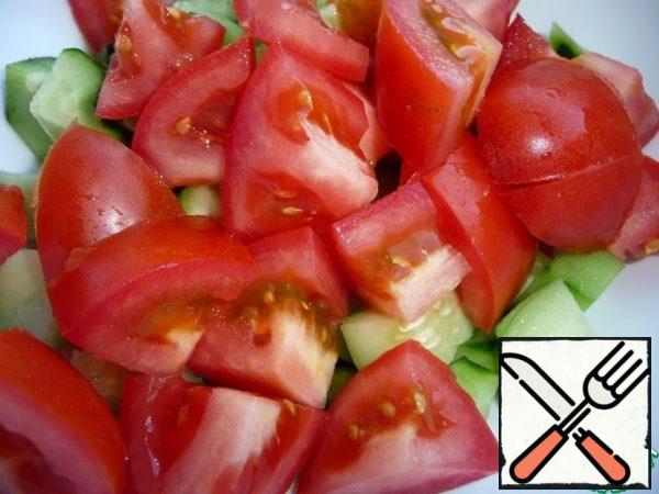Cut the tomatoes coarsely and add to the cucumbers.