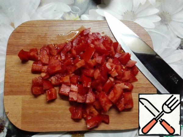 Cut the tomato into small cubes. Let the water drain.
