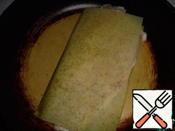 Cover with the second part of the roasting sheet and fry on both sides over low heat for 7 minutes on each side.