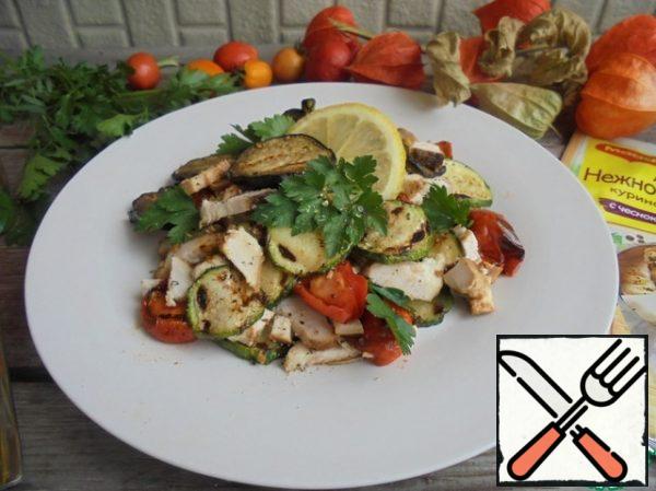 Put the chicken breast, grilled vegetables, cherry tomatoes in a salad bowl, and garnish with parsley leaves. Sprinkle with lemon juice and pepper to taste.
