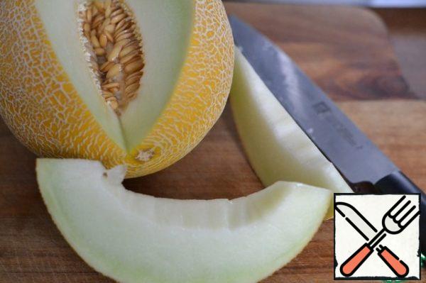 Cut the melon into slices and select the seeds
Cut the melon slices into pieces.