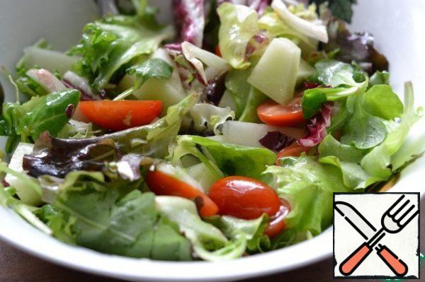 Mix the chilled salad.
Spread on a serving plate.
Spread the sliced chicken breast fillet around the edges of the plate.
Sprinkle chopped green onions on top.