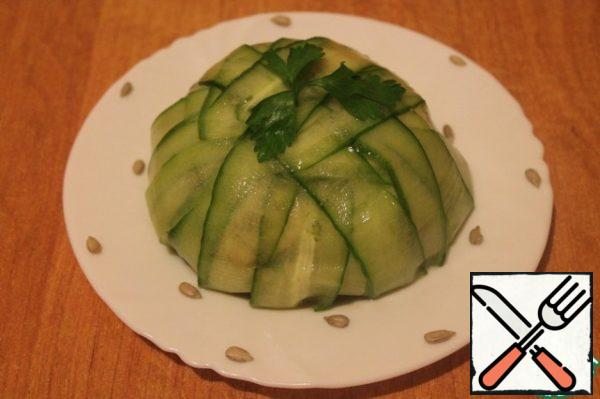 Turn the bowl over on a plate and grease the cucumbers with vegetable oil.