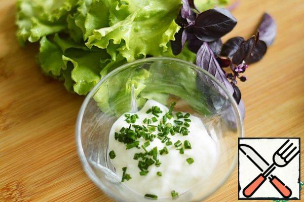 Mix the yogurt with the remaining onion. Wash the salad and Basil and dry them. Tear the salad into pieces.