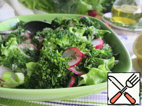 Put broccoli, salad leaves, radishes, and green onions in a bowl. Pour over the sauce, season with salt and pepper.