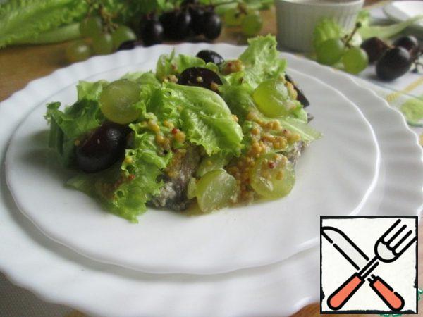 Salad preparation time is 15 minutes. The dish should be served warm, immediately after dressing, otherwise the lettuce leaf will fall.