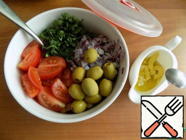 Parsley and onion finely cut. I left the olives intact, and cut the cherries (they are on my branches and quite large) into quarters. Put everything in a salad bowl. Make the dressing. In a saucepan, I mixed olive oil, Dijon mustard, lemon juice and finely chopped garlic. Garlic can be squeezed out.