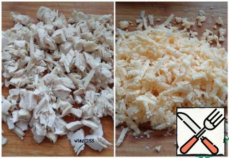 Cut the chicken fillet into cubes and chop the cheese.