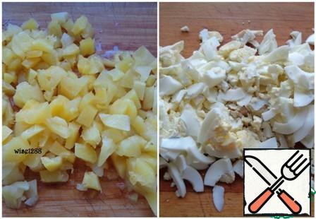Remove the pineapple and cut it into small pieces, and chop the egg.