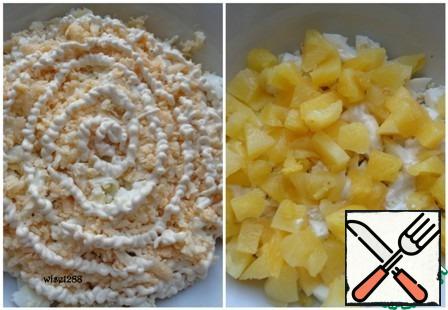 The third layer is cheese with mayonnaise. The fourth piece of pineapple-mayonnaise is not applied.