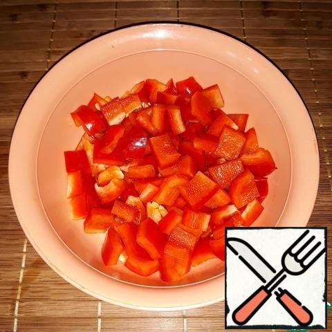 At this time, cut the red bell pepper.