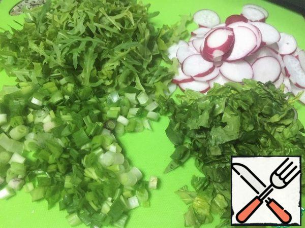 Wash the arugula, dry it, and tear it with your hands. Chop the onion and chop the washed spinach. Radish cut into circles or halves of circles, if it is large.