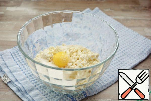Cottage cheese is desirable to take a fairly fat and not very wet.
Add the egg yolk, salt, sugar, and vanilla to the curd.