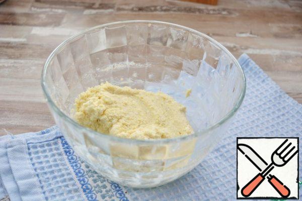 Add the semolina and baking powder, put the dough in the refrigerator for 30 minutes, so that the semolina swells.The amount of semolina depends on the humidity, fat content and quality of cottage cheese, it may need a little more.
