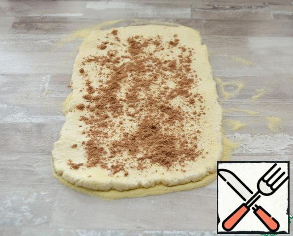 Then roll out the dough into a layer 0.5 cm thick and sprinkle with cinnamon.