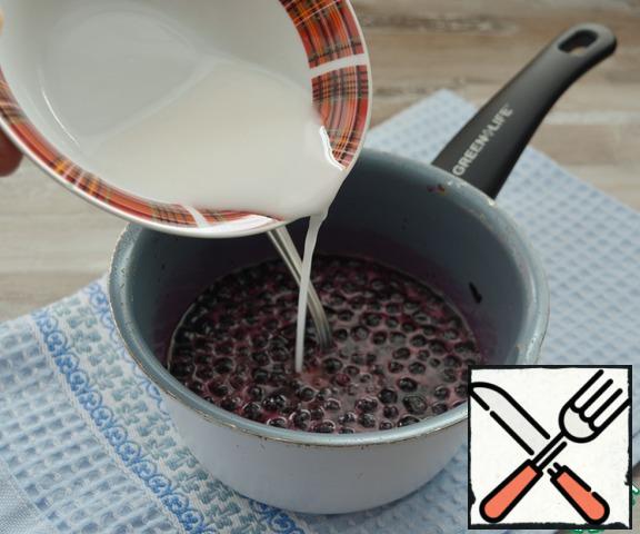 In the remaining 40 ml of water, dilute the starch, pour in the blueberries and boil until thick.