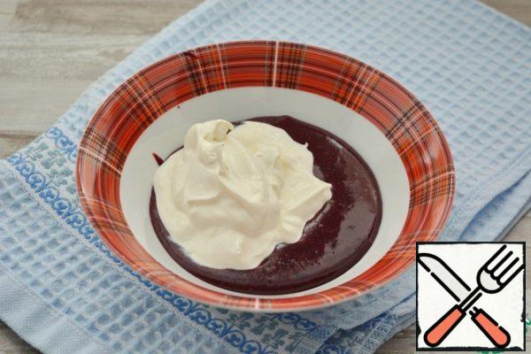 Add sour cream and vanilla sugar to the blueberry mass.