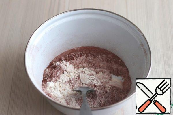 In a bowl, add the sifted flour (150 gr.), baking powder (1 pack.), cocoa powder (2 tablespoons). Mix all the dry ingredients.