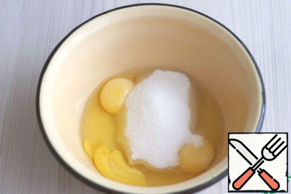 In a separate bowl, add the eggs (3 PCs.). add the total amount of sugar (100 gr.).