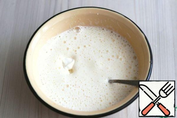 Beat the eggs to a froth until white. RUB the curd (450 gr.) through a metal sieve to give the curd a uniform fine structure. Add sour cream (200 gr.) to the beaten eggs and sugar. Add melted butter (80 gr.) at room temperature. mix well.